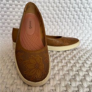 BareTraps “Nadra” Caramel Floral Women's Slip Ons 8 1/2M